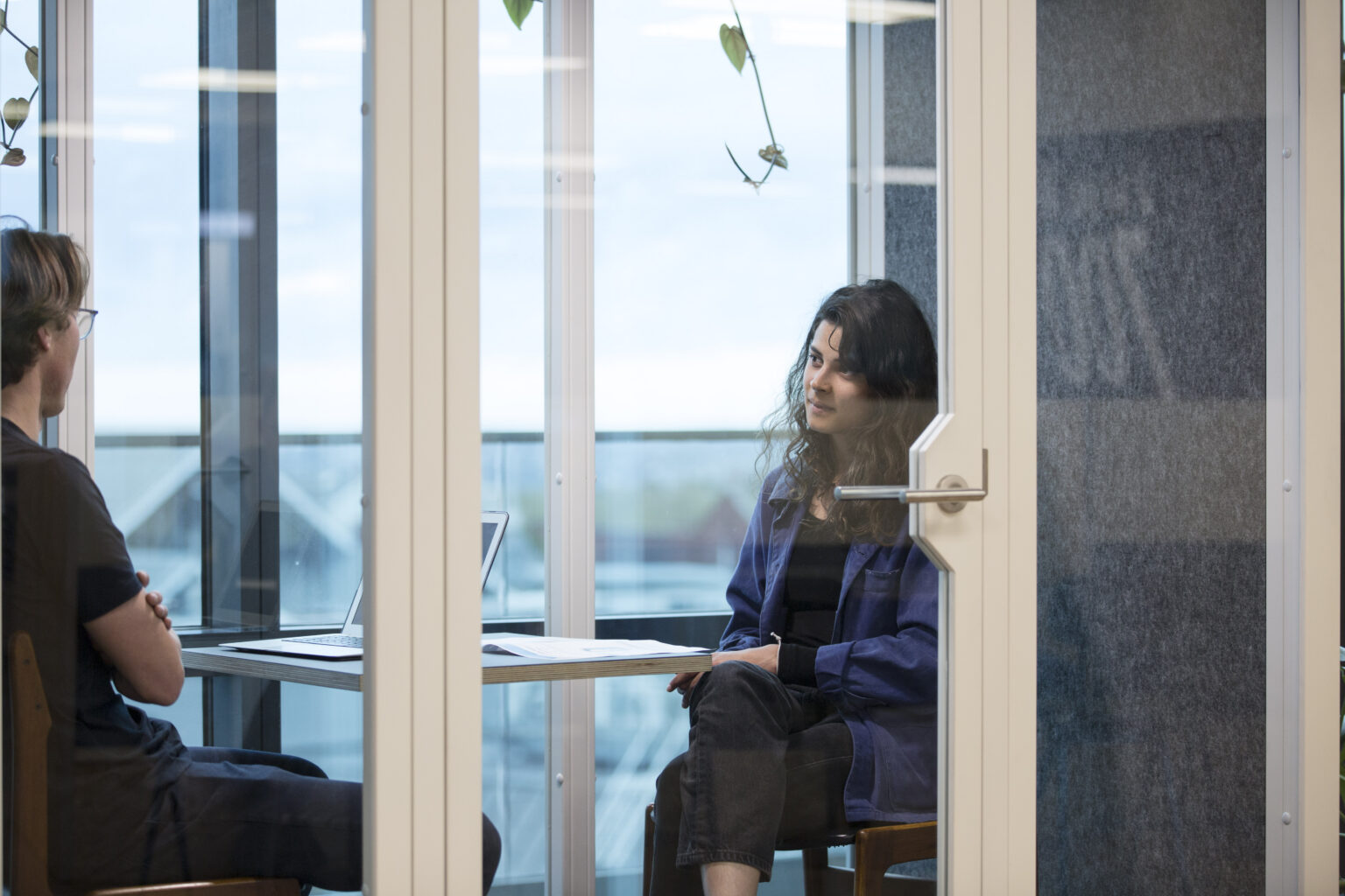 Two people meeting inside a Silent Pod